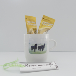 Verwenmoment: paarden mok met Latte Macchiato