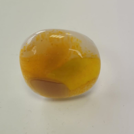Gele ring met glazen applicatie