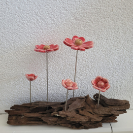 Rood bloem  keramiek op hout