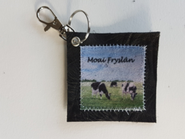 Koeien sleutelhanger van leer en stof (Moai Fryslân)