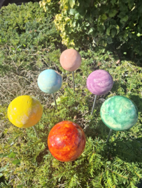 Bol keramiek (tafel decoratie of tuinsteker)