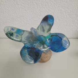 Vlinder op steen van glasfusion (blauw)