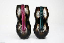 Gesigneerd object Ozzaro magenta/zwart