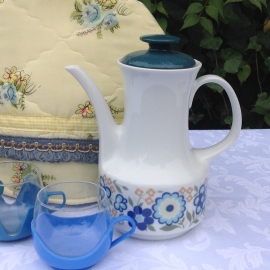 Retro theepot van Bareuther Waldsassen met blauwe en groene bloemen