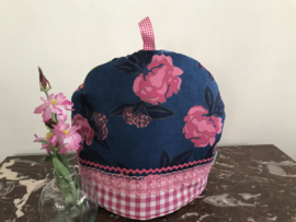 Theemuts in blauw met roze bloemen