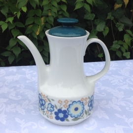 Retro theepot van Bareuther Waldsassen met blauwe en groene bloemen