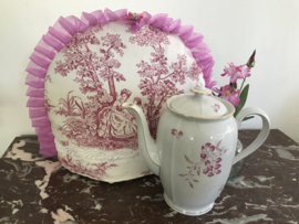 Grote theepot met roze boekentak