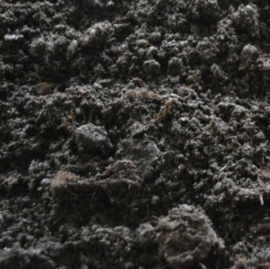vlek van aarde of grond verwijderen uit stof en microvezel