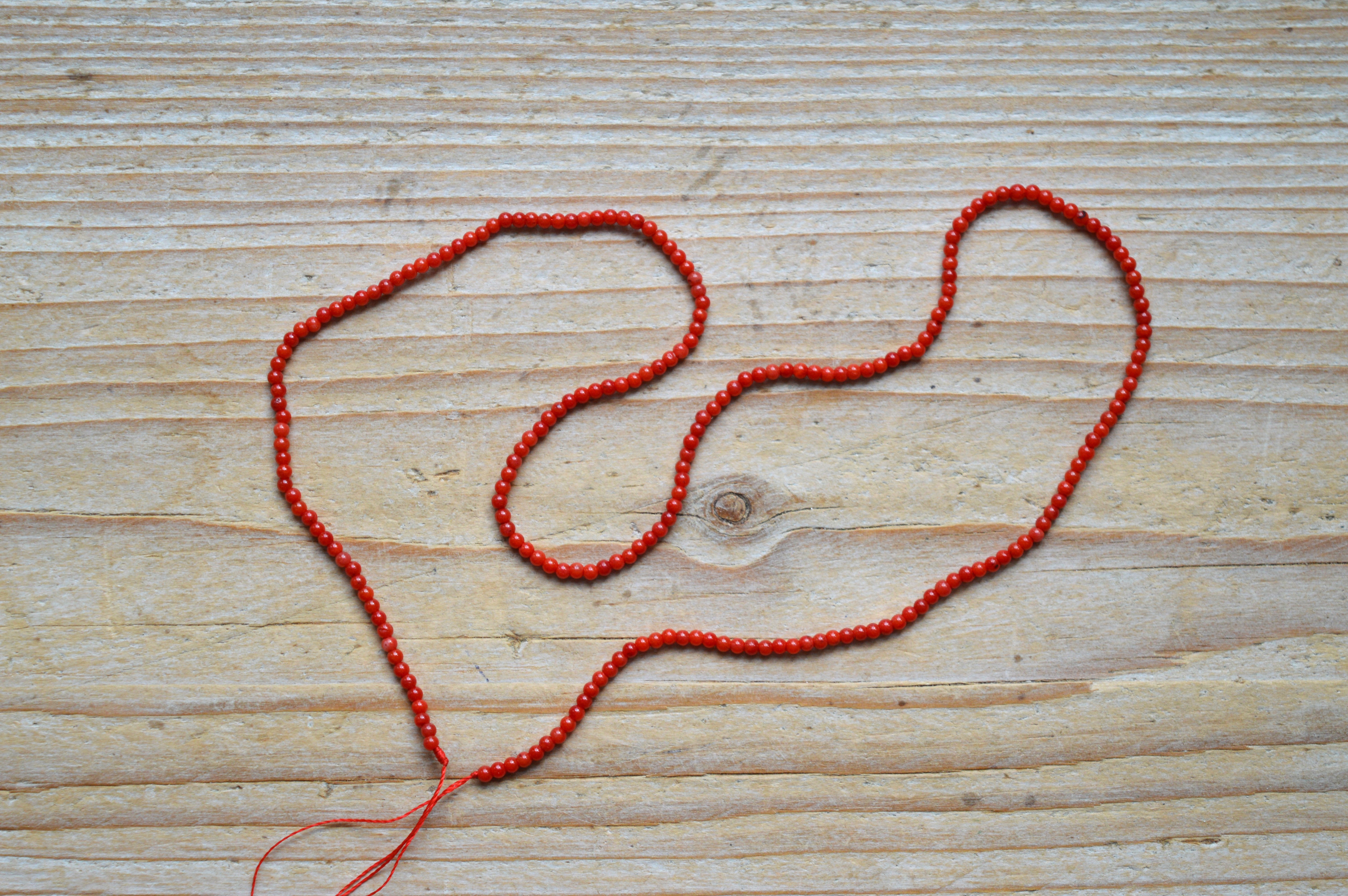 Bamboekoraal ronde kralen ca. 2 mm (seedbeads)(bijgekleurd)