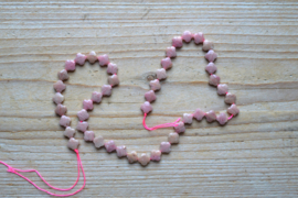 Rhodoniet gefacetteerde klavertjes ca. 8 mm