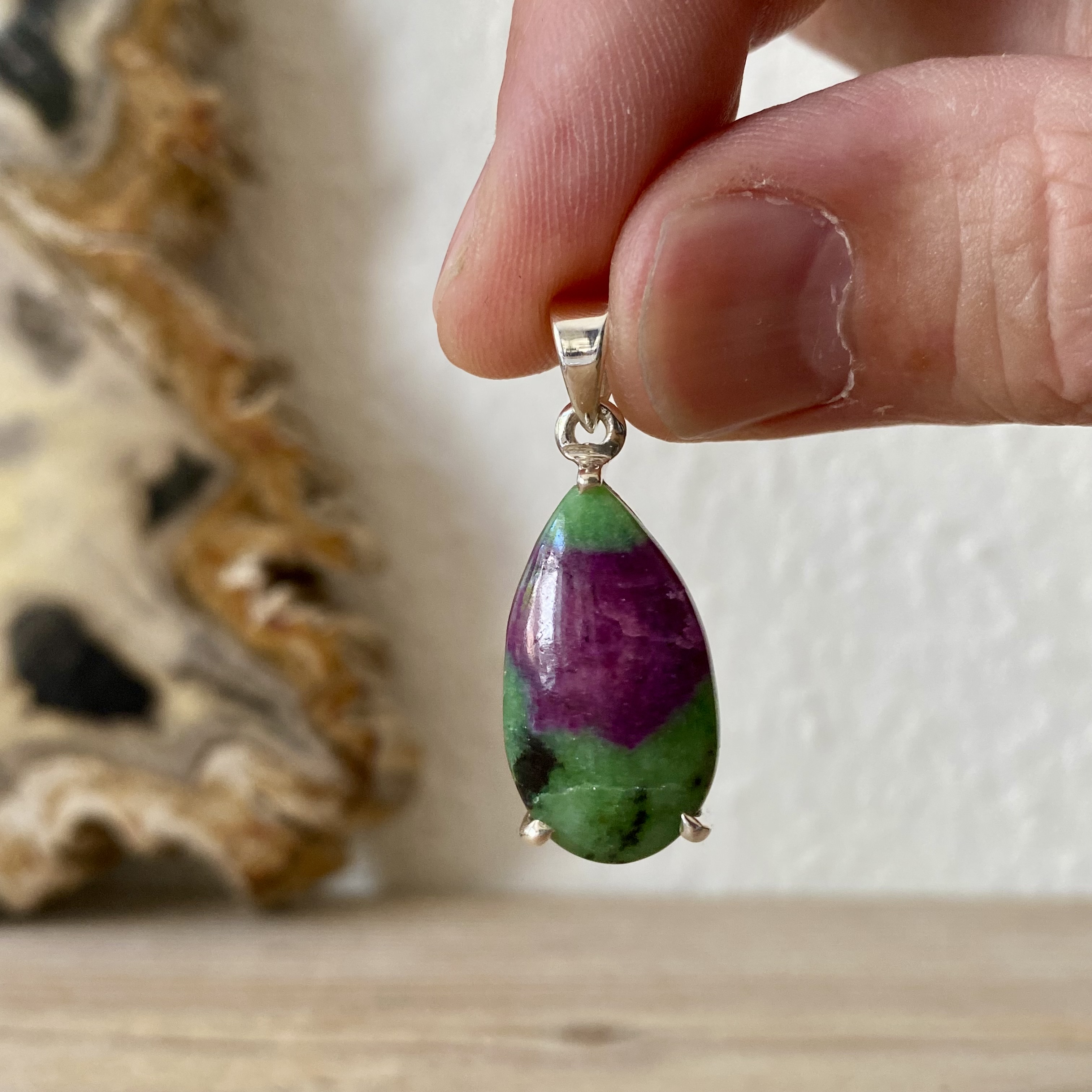 Hanger Ruby Zoisiet in sterling zilver ca. 14 x 30 mm