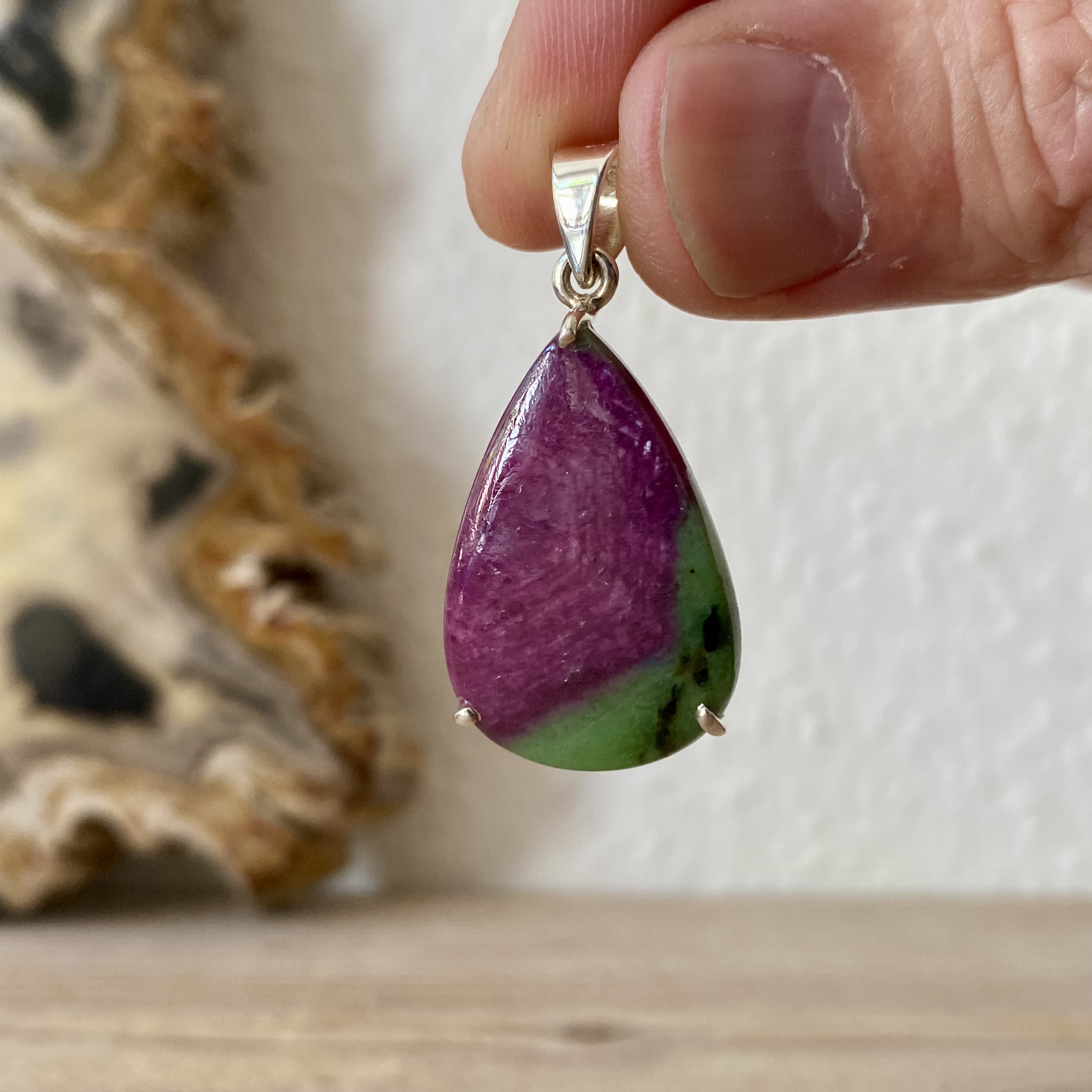 Hanger Ruby Zoisiet in sterling zilver ca. 19 x 34 mm