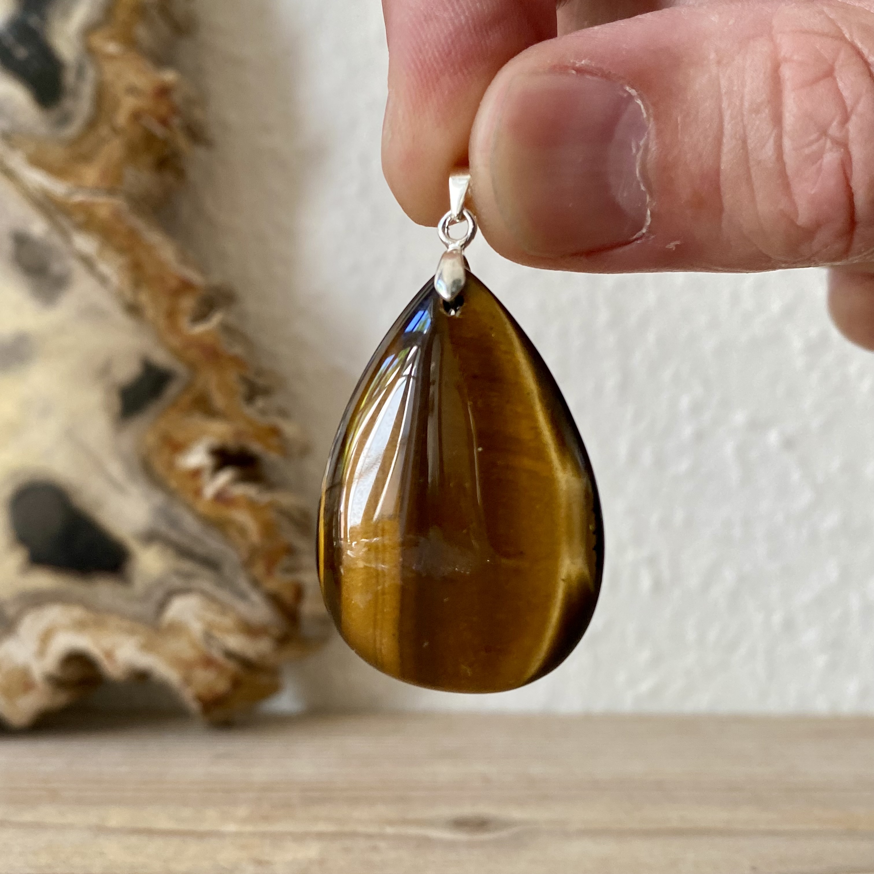 Hanger Tijgeroog met sterling zilver ca. 26 x 38 mm