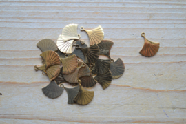 RVS Gold plated bedel ginkgoblad ca. 14 x 16 mm per stuk