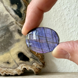 Paarse Labradoriet cabochon ca. 24 x 32 mm