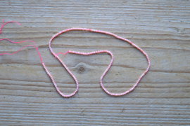 Peruviaans roze opaal gefacetteerde ronde kralen ca. 2 mm (seedbeads)