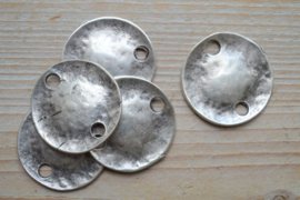 Metalen plaatje met 2 gaten diameter ca. 38 mm per stuk