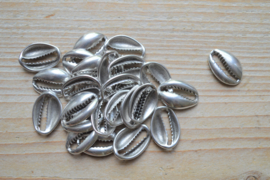 Metalen tussenstuk cowrie schelp ca. 14 x 19 mm per stuk