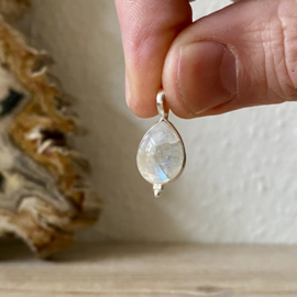 Sterling zilver hangertje met Maansteen