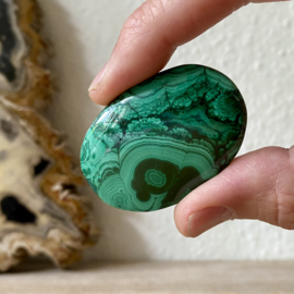 Malachiet handsteen ca. 35 x 50 mm