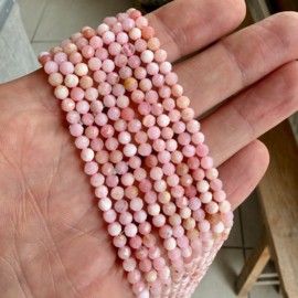 Peruviaans roze opaal gefacetteerde ronde kralen ca. 4 mm