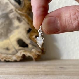 Sterling zilver hangertje met Maansteen