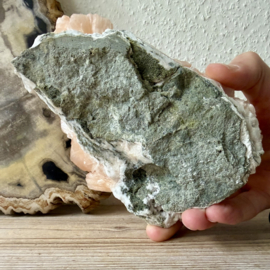 Ruwe Stilbiet op Chalcedoon