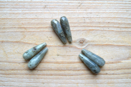 Labradoriet gefacetteerde ronde druppels ca. 10 x 30 mm per 2