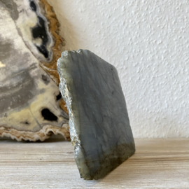Labradoriet eenzijdig gepolijste sculptuur