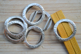 Metalen leerschuiver 20 mm ring ca. 37 mm per stuk