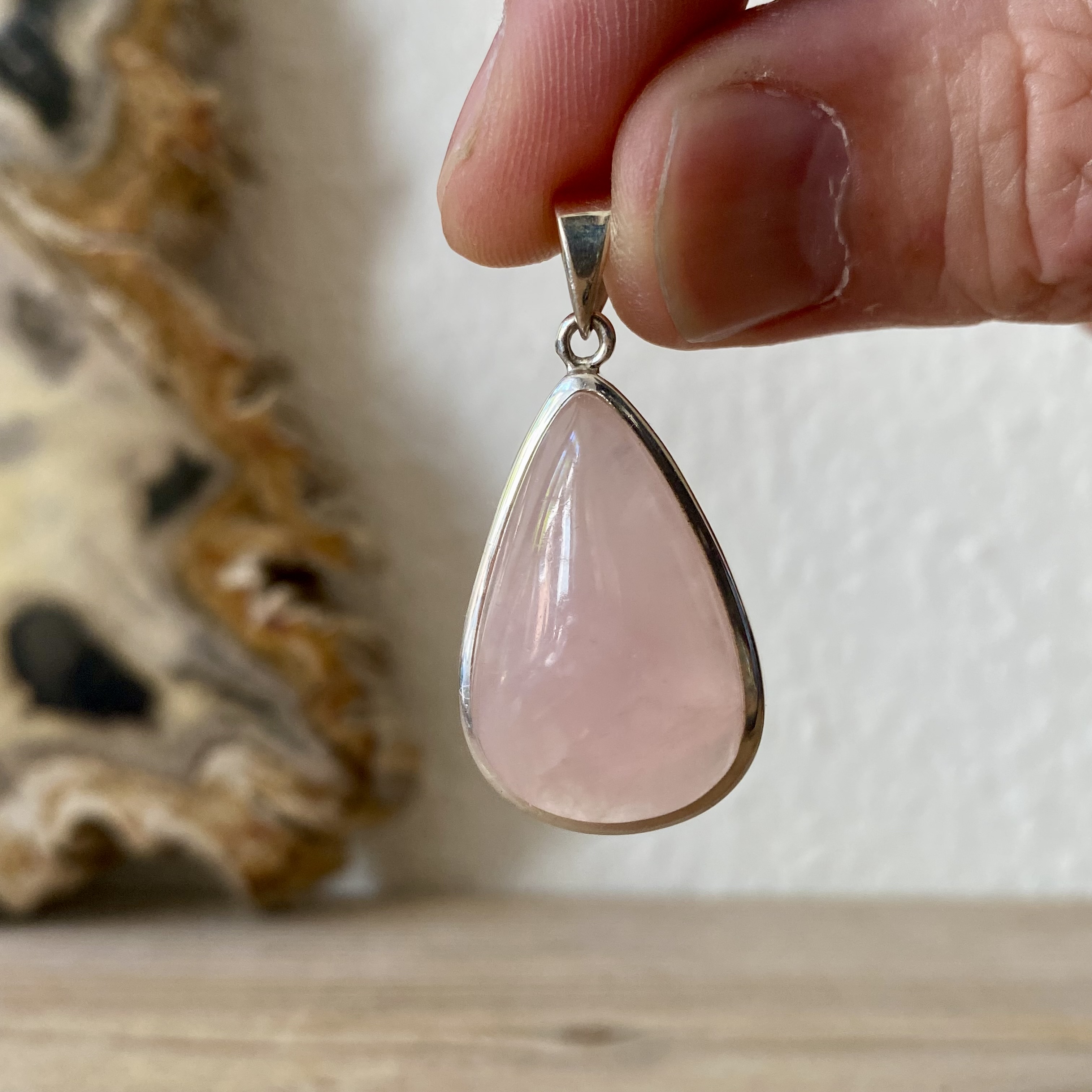 Hanger Rozenkwarts in sterling zilver ca. 20 x 34 mm