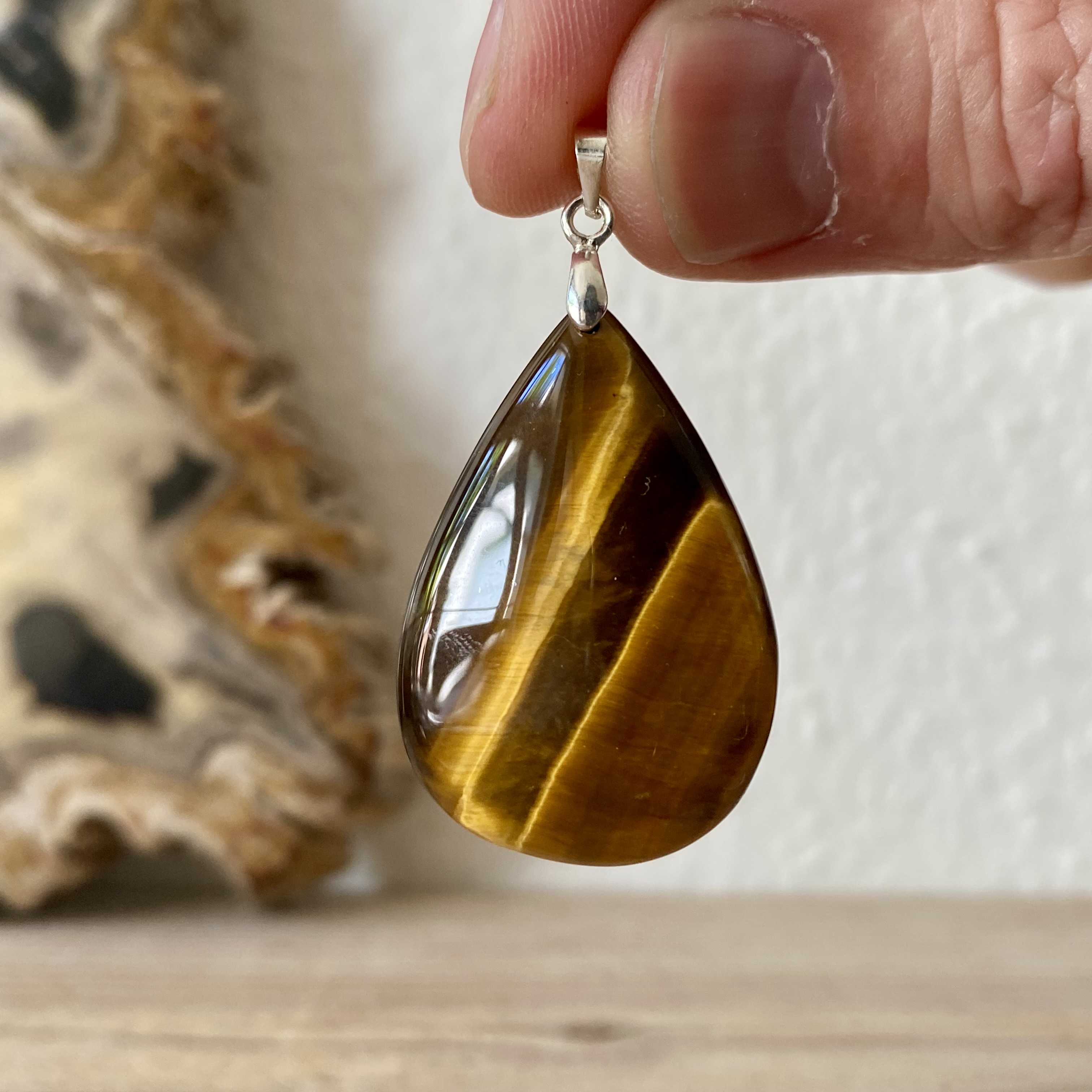 Hanger Tijgeroog met sterling zilver ca. 26 x 38 mm