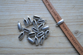 Metalen bedelhanger 10 mm ca. 16 x 6 mm per stuk