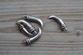 Metalen hanger Tand ca. 20 x 36 mm per stuk