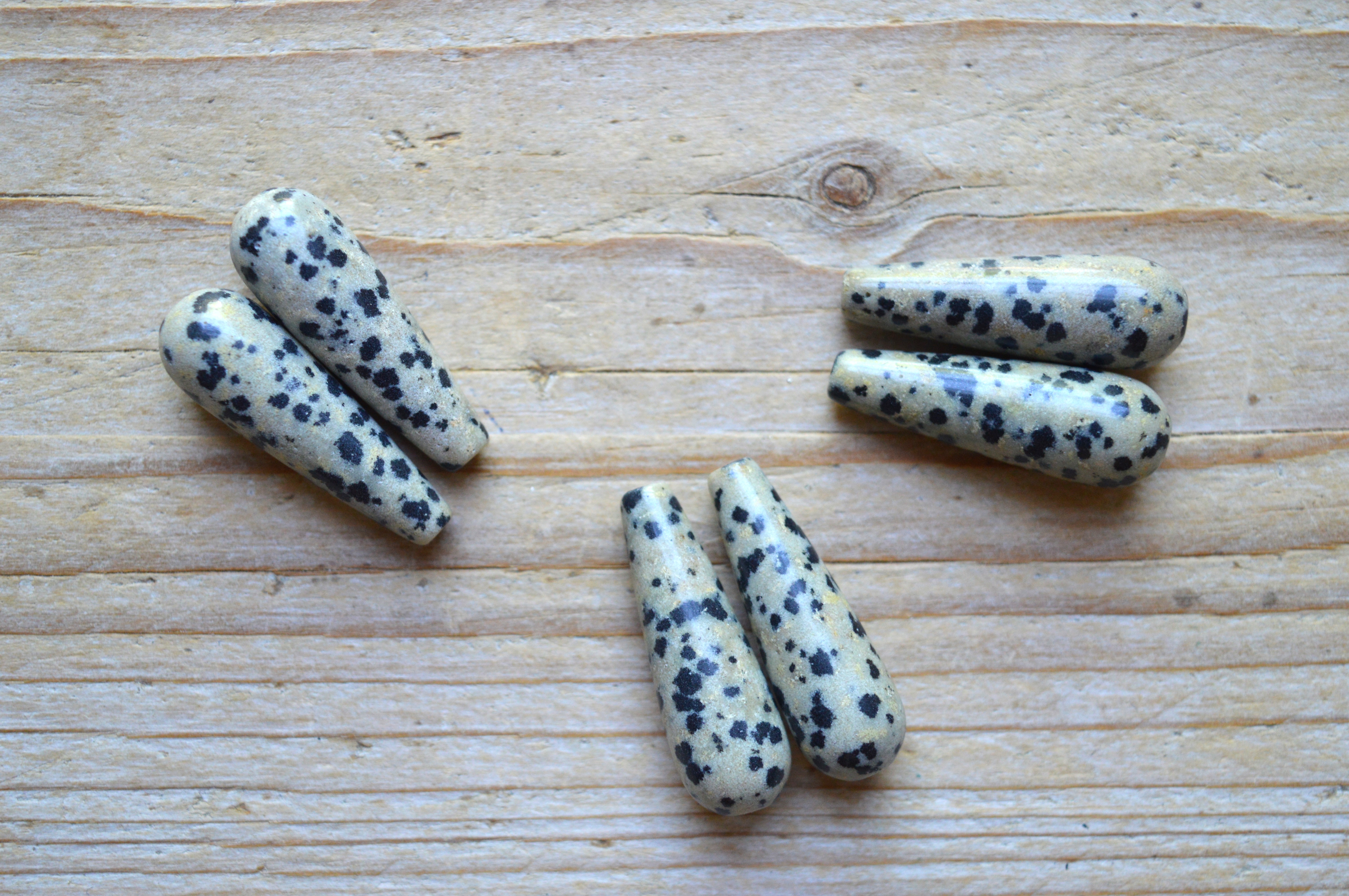 Dalmatiër Jaspis ronde druppels ca. 10 x 30 mm per 2