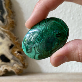 Malachiet handsteen ca. 35 x 50 mm