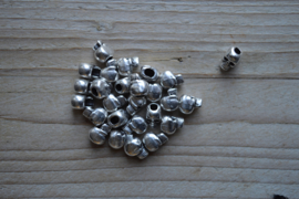 Metalen tussenkraal doodshoofd ca. 7 x 10 mm  per 4 stuks