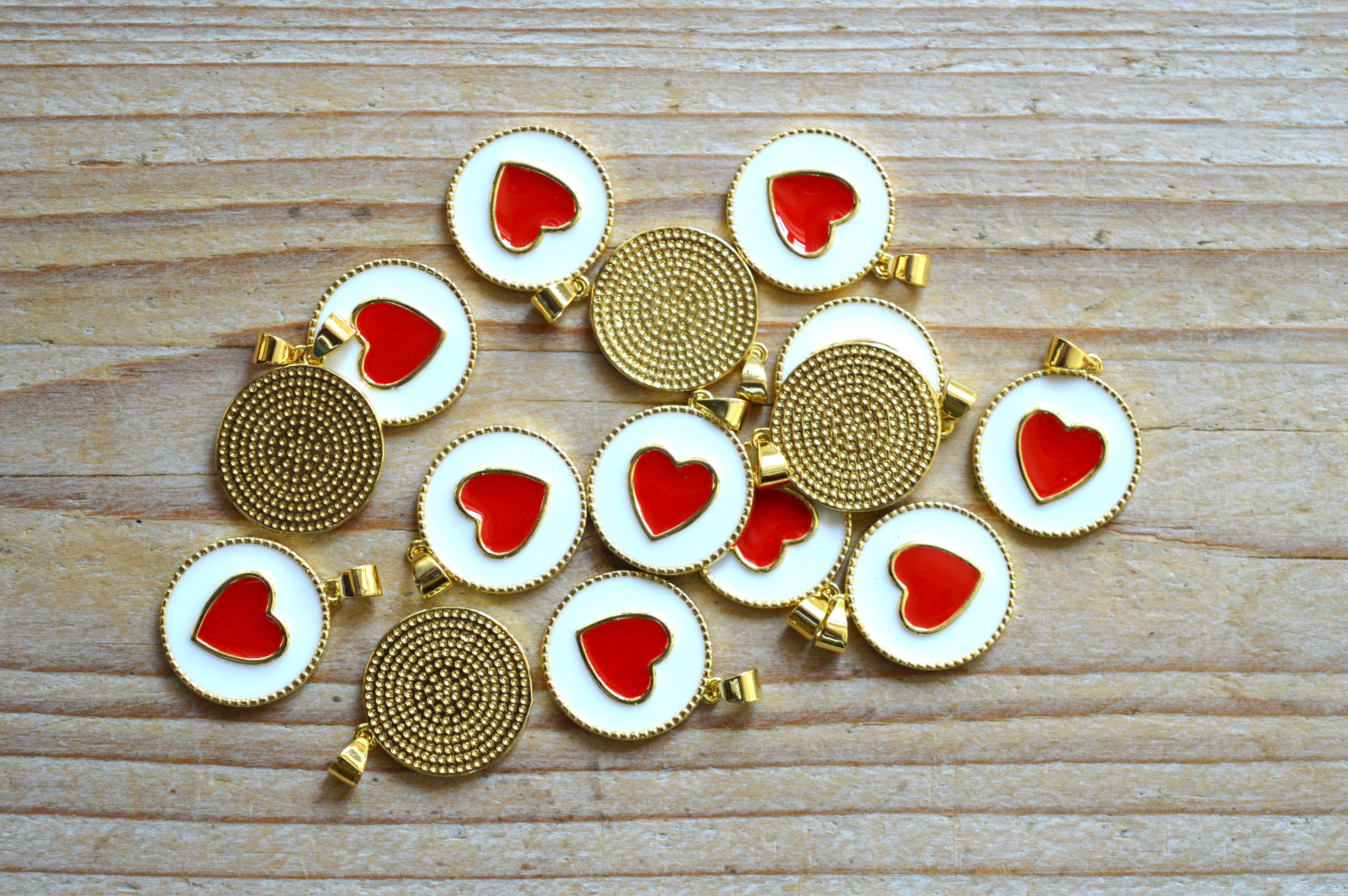 Goudkleurige hangertje Hart wit ca. 18 mm per stuk