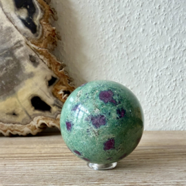 Robijn in Fuchsiet bol