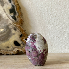 Rubiliet gepolijste sculptuur