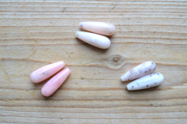 Peruviaans roze opaal ronde druppels ca. 10 x 30 mm per 2
