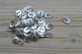 Metalen knoop '2 gaatjes' klein ca. 10 x 13 mm per 2 stuks