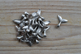 Metalen bedel walvisstaart ca. 15 x 15 mm per 3