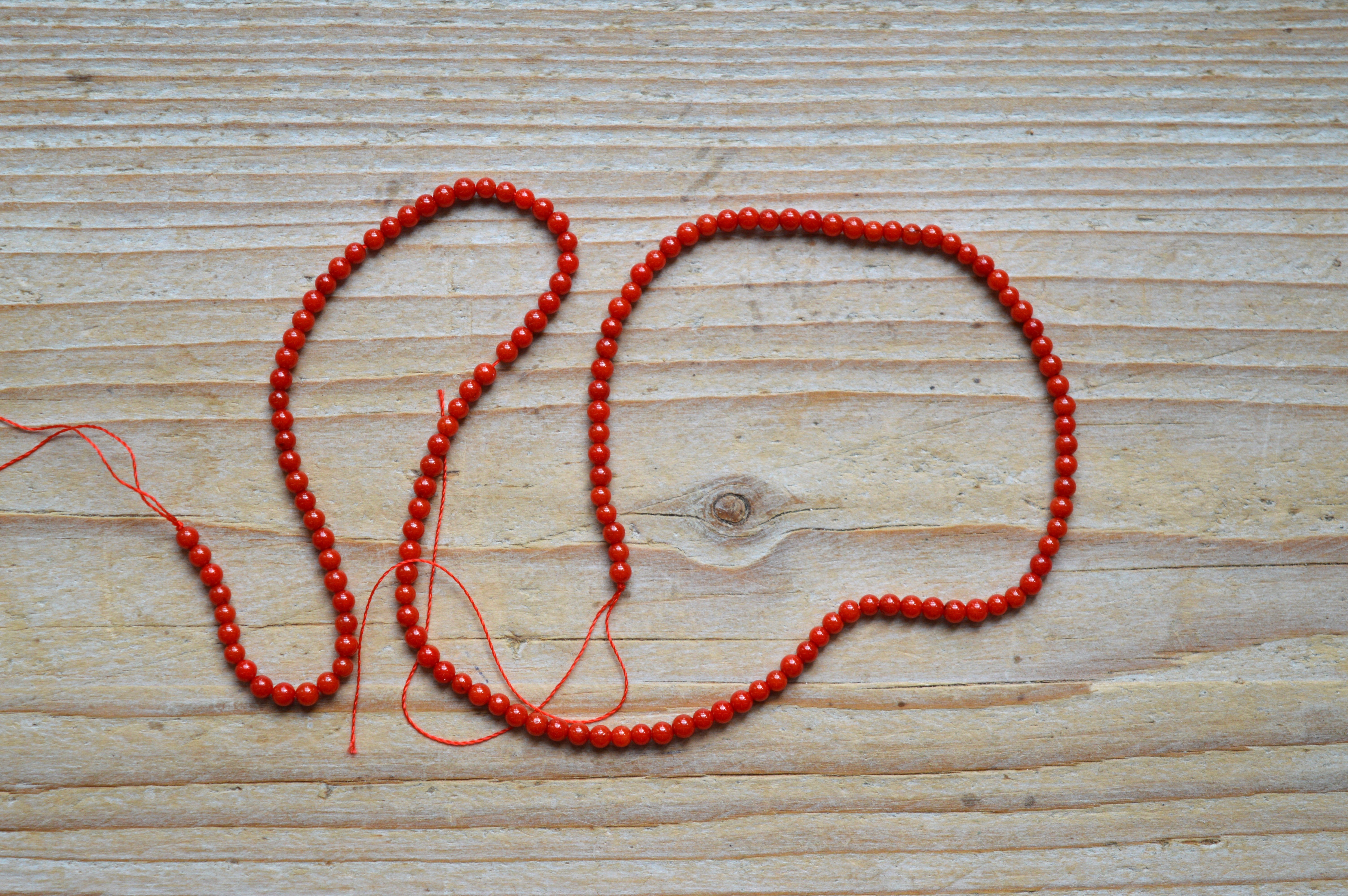 Bamboekoraal ronde kralen ca. 3 mm (seedbeads)(bijgekleurd)