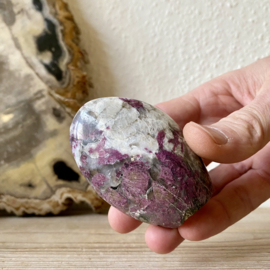 Rubiliet gepolijste sculptuur