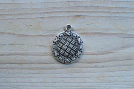 Metalen hanger rond met vlechtwerk ca. 34 x 41 mm
