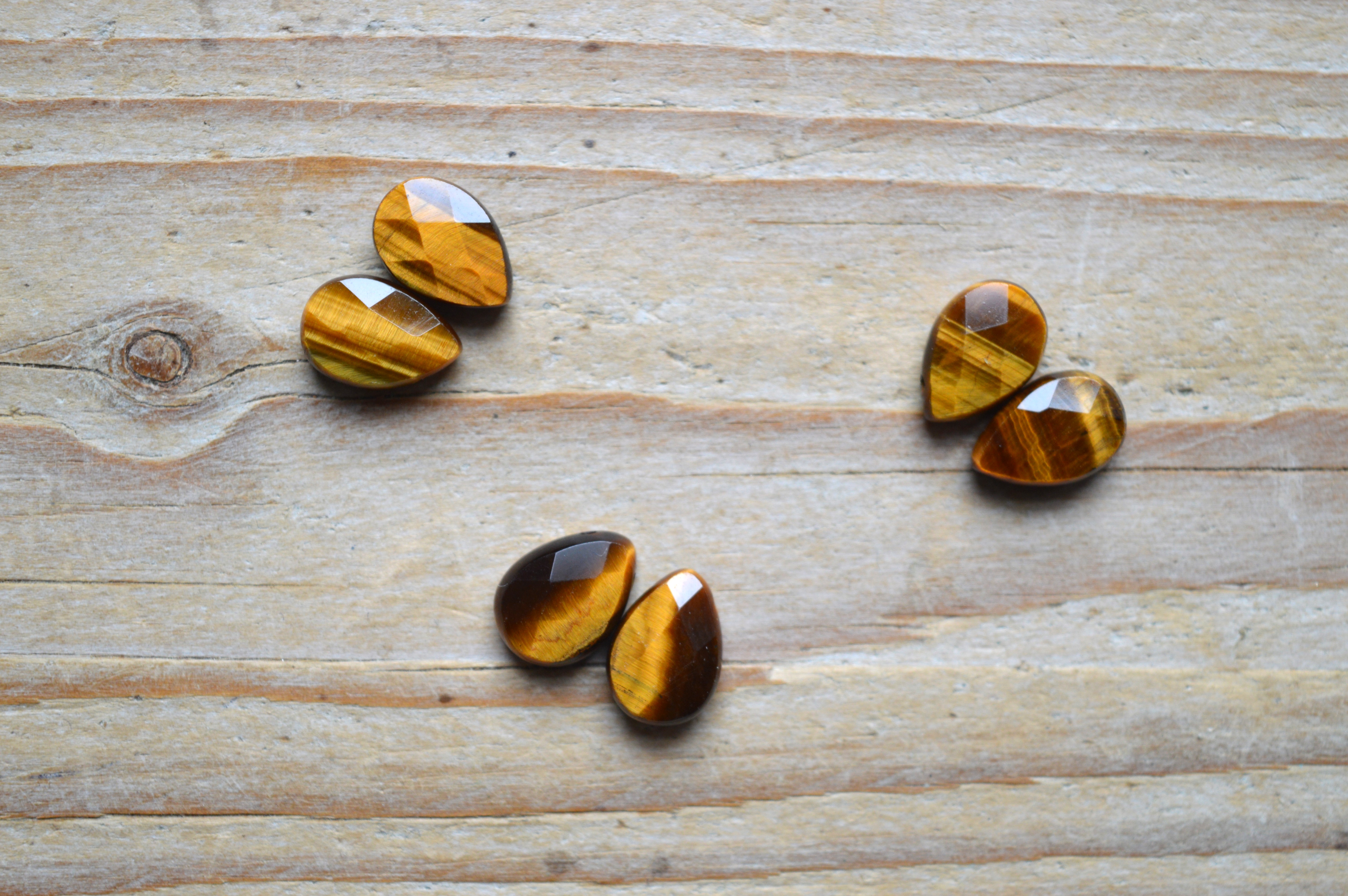 Tijgeroog gefacetteerde briolettes ca. 8 x 12 mm per 2