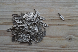 Metalen charm feder ca. 5 x 16 mm pro 10 stück