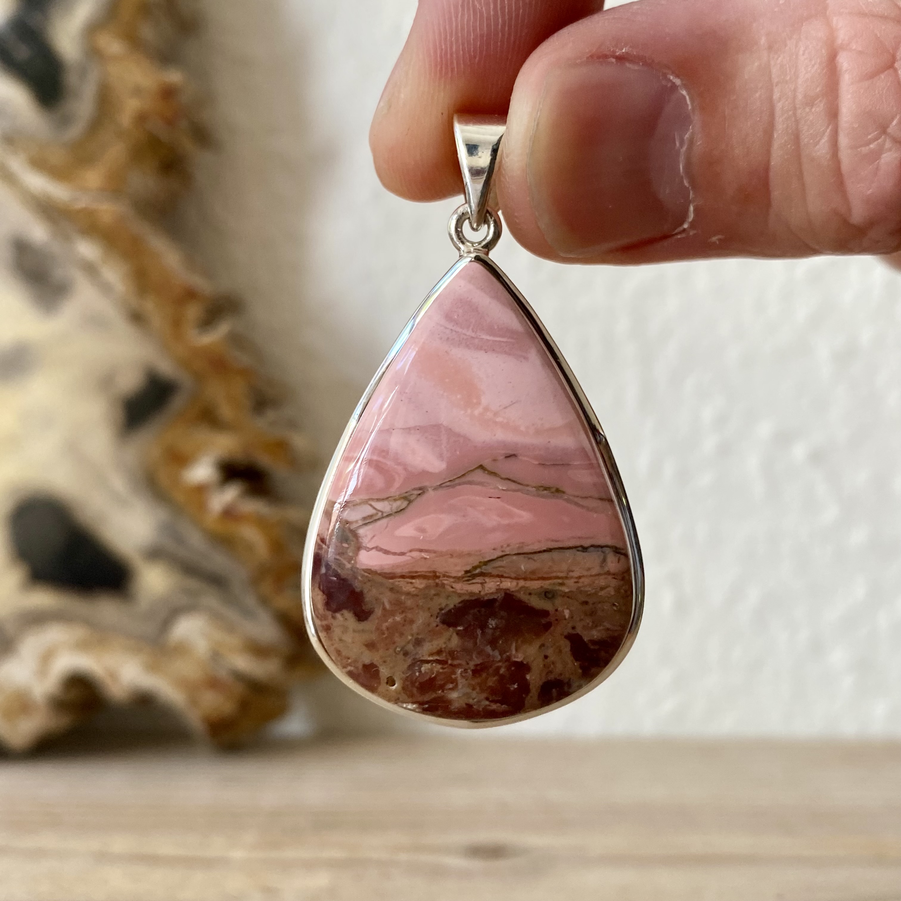 Hanger Roze Mookaiet in sterling zilver ca. 28 x 42 mm