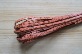 Plat rundleer 5 mm Roze met bruin per 10 cm